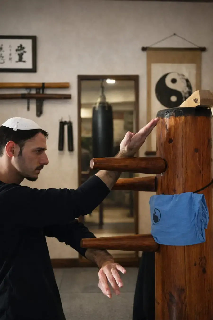 תרגול על בובת העץ בקונג פו הונג גאר