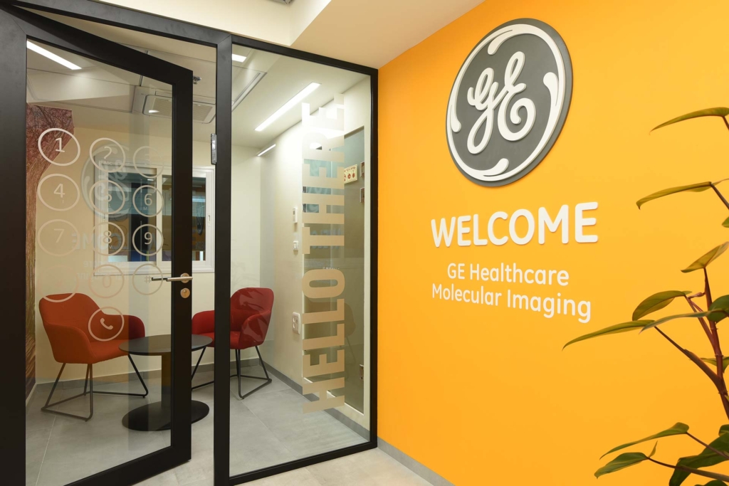 קיר קבלה כתום עם לוגו GE Healthcare במשרדי החברה